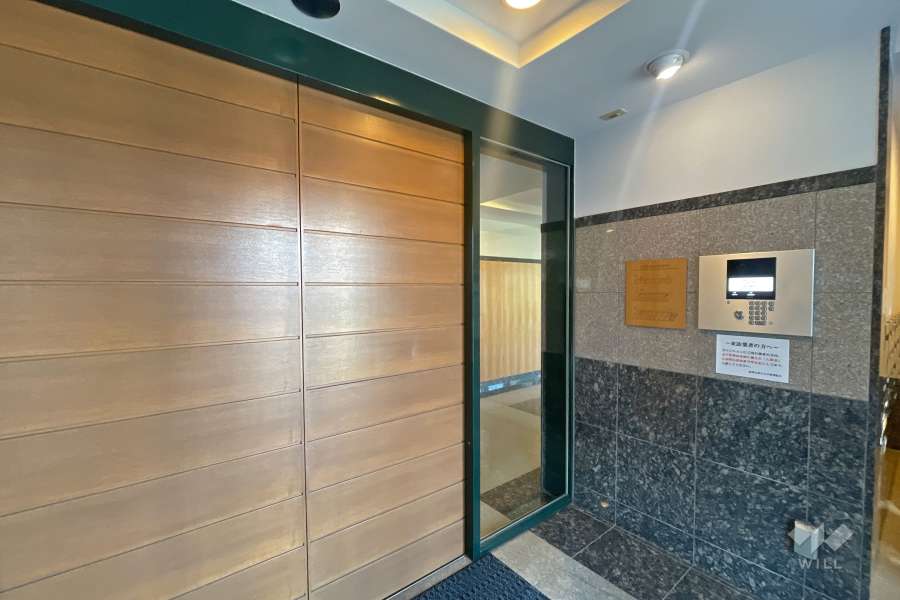 エントランスはオートロック付きです。