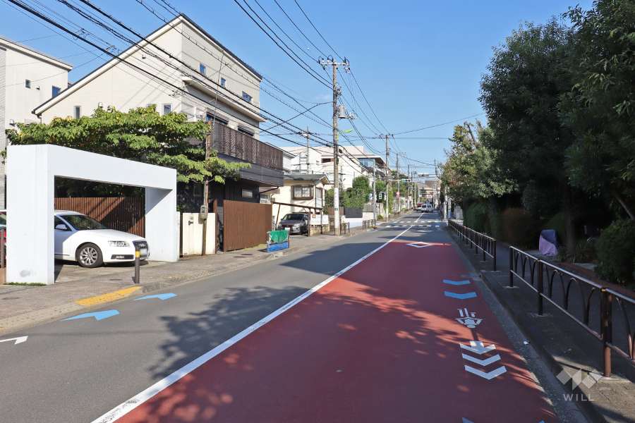 敷地北側の前面道路（西側から）