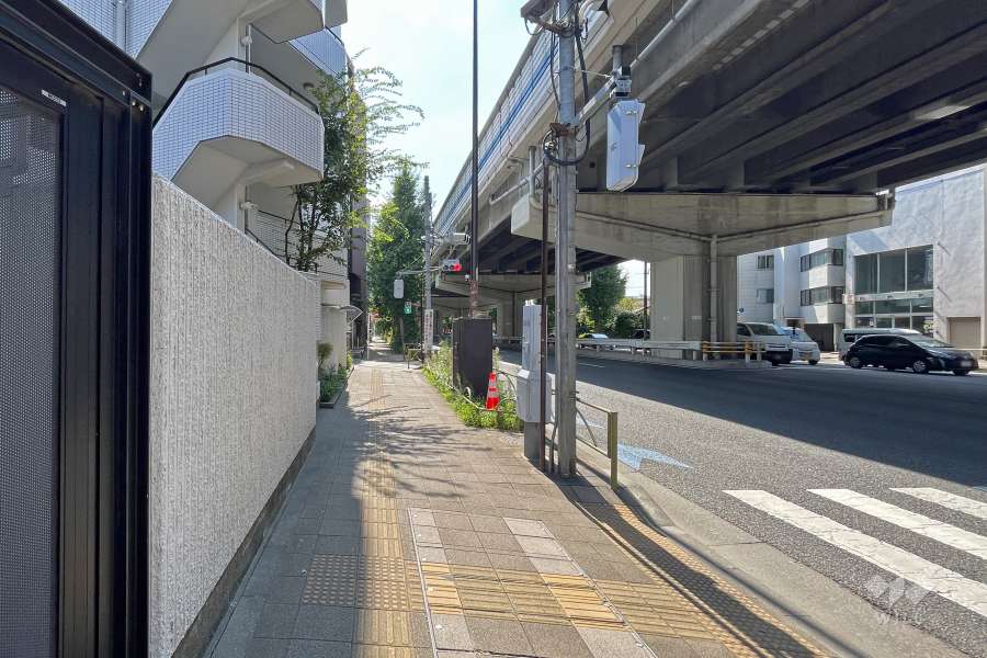 敷地北側の前面道路（東側から）
