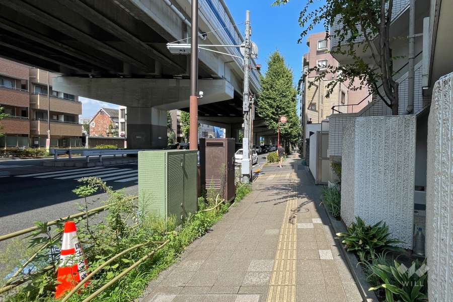 敷地北側は国道246号と首都高速3号渋谷線が走っています。