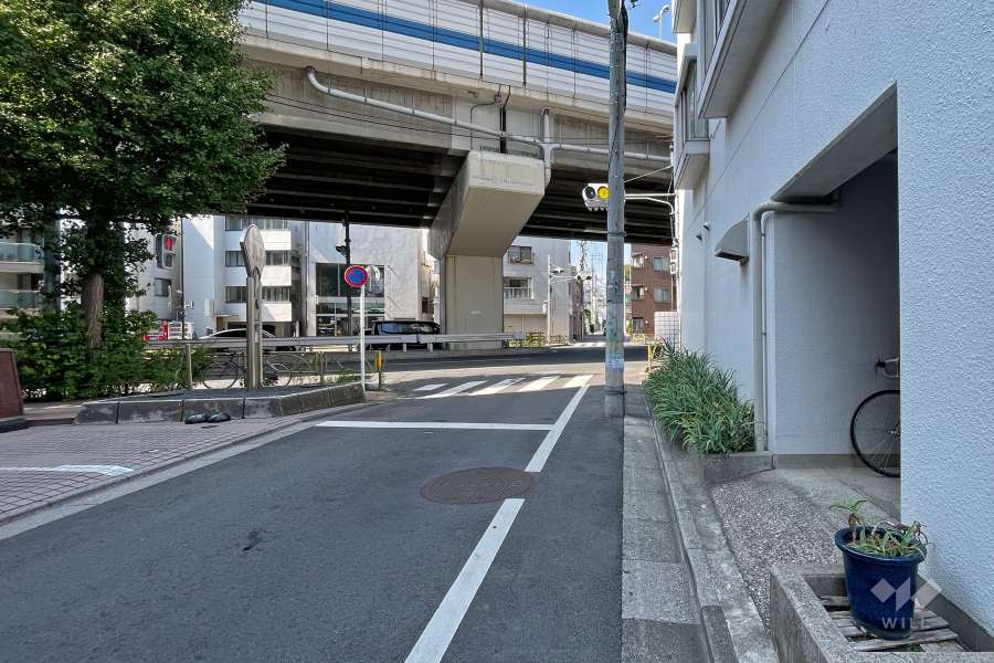 敷地西側の前面道路（南側から）