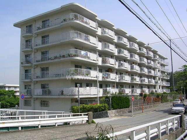 逆瀬川グリーンハイツ　D棟の外観（北西側から）
