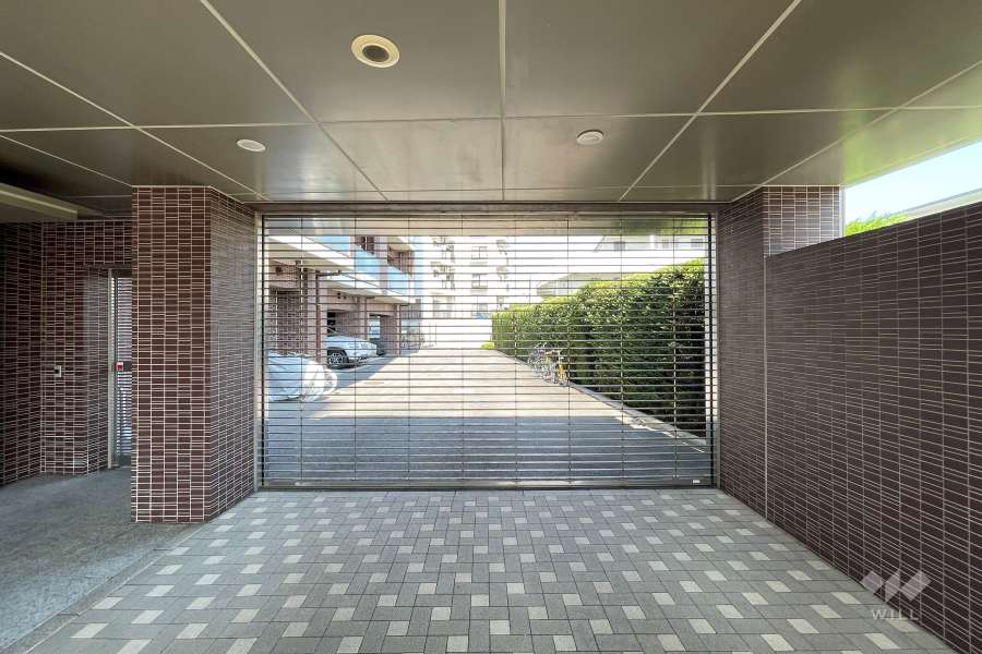 駐車場入口（リングシャッター付き）