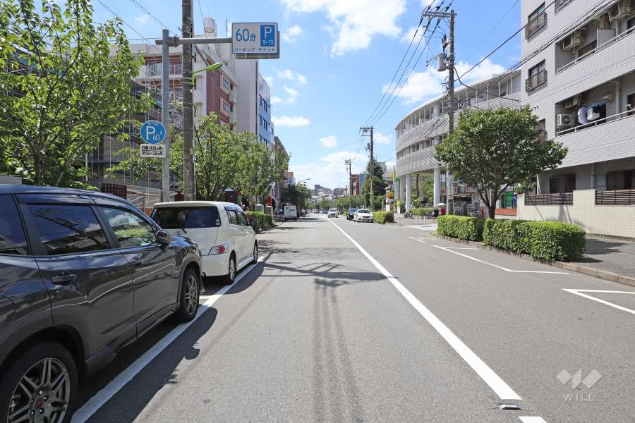 敷地北西側の前面道路（東側から）