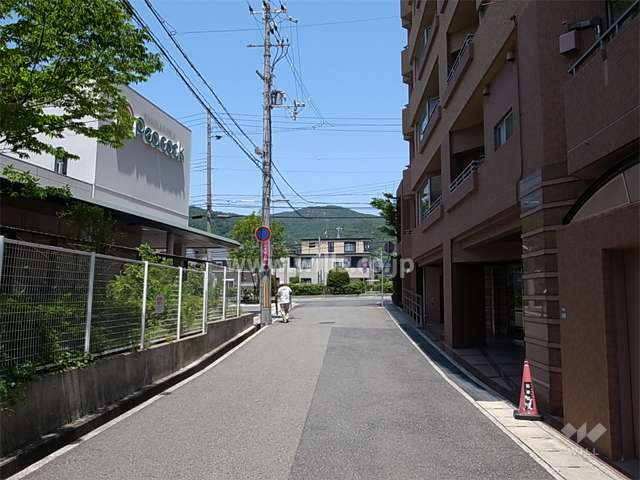 敷地の西側には道を挟んで、スーパーがあります。