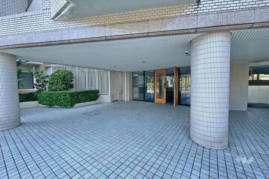 エントランス前のピロティ