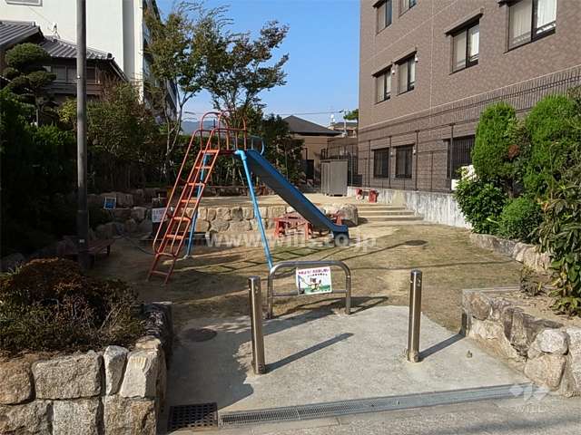 敷地の西側には隣接して公園があります。