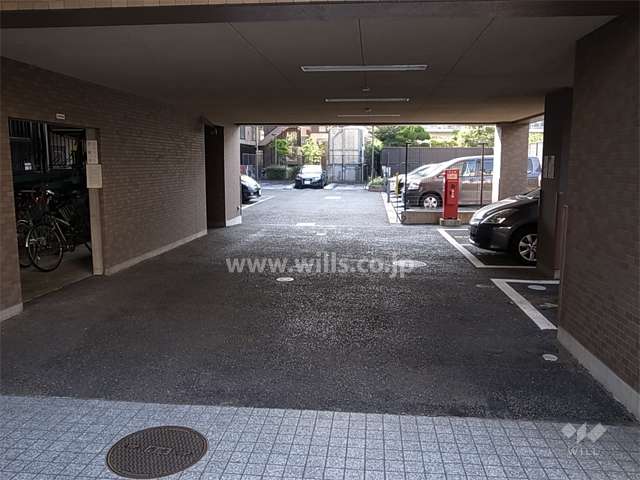 駐車場入り口。入り口の左手には駐輪場の入り口があります。