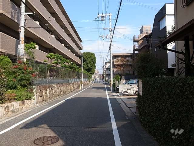 敷地南側の通り。周辺は区画の整った閑静な住宅地です。