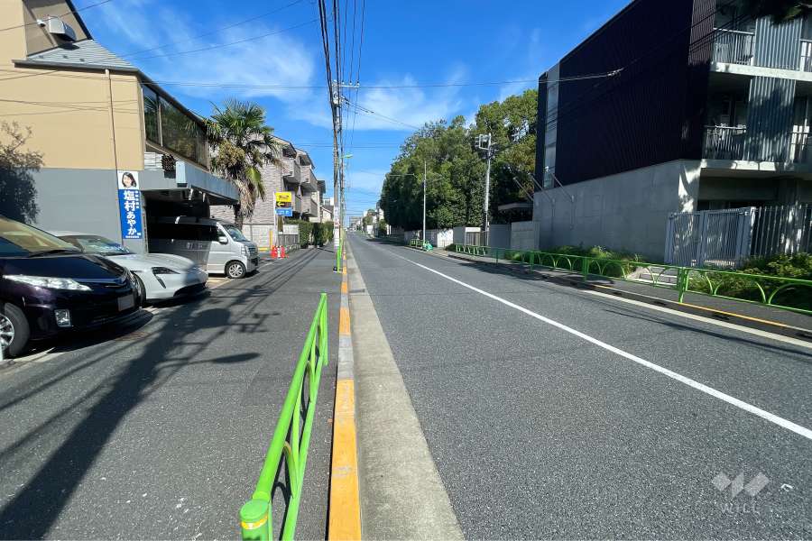 敷地東側の前面道路（南側から）