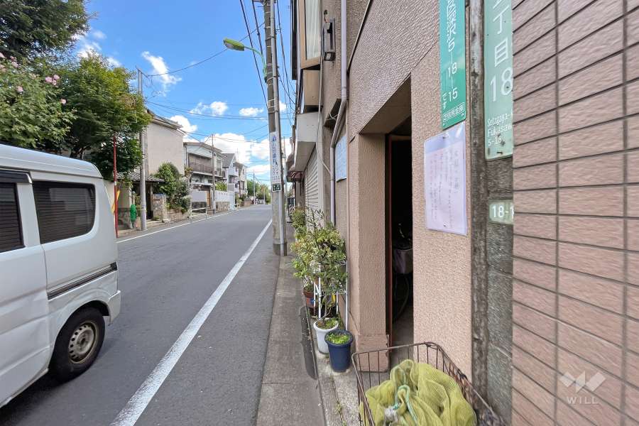 敷地東側の前面道路（北側から）