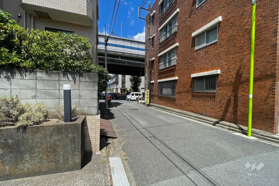 敷地南西側の前面道路（南東側から）