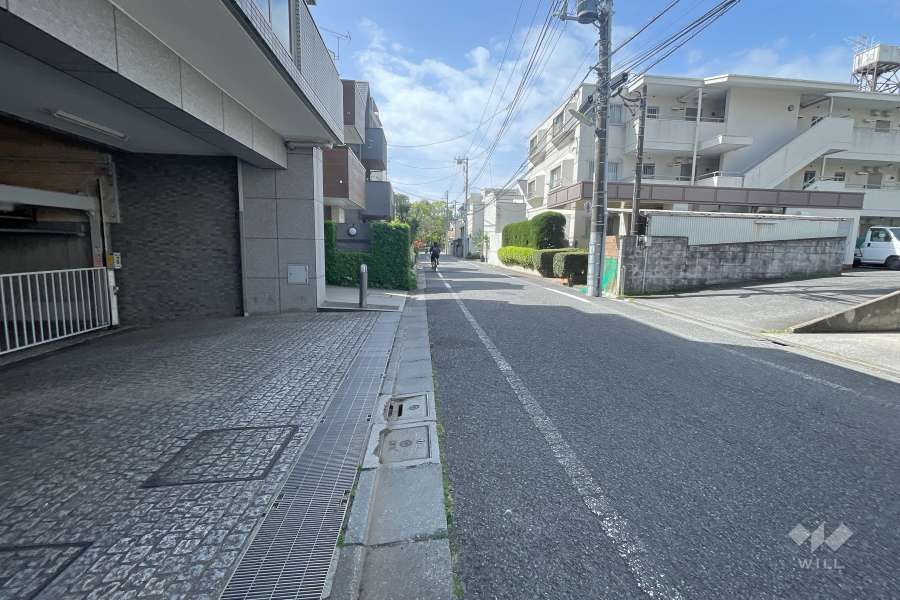 敷地西側の前面道路