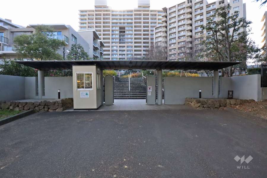 北側エントランスアプローチ