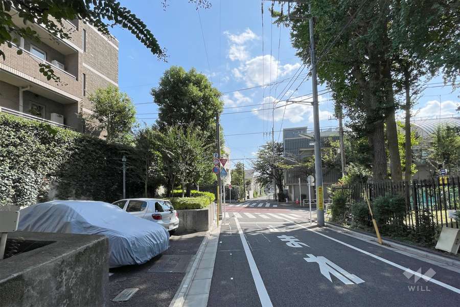 敷地西側の前面道路