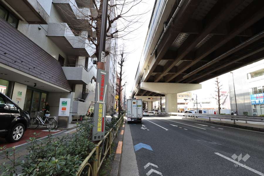 敷地北側の前面道路（東側から）