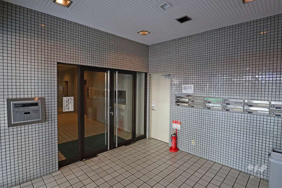 エントランスはオートロック付きです。