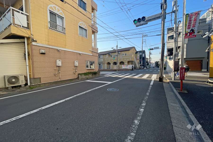 敷地南西側の前面道路（南東側から）