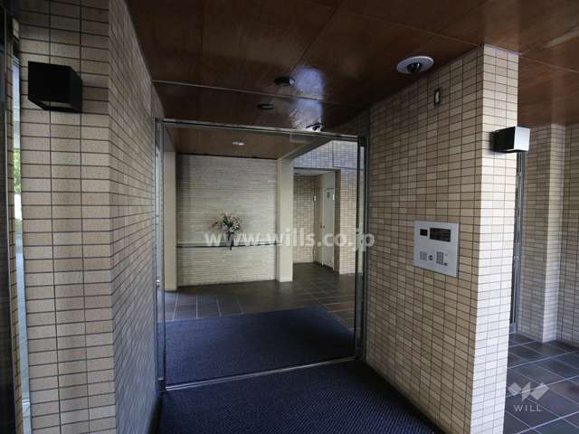 エントランスはオートロック付きです。