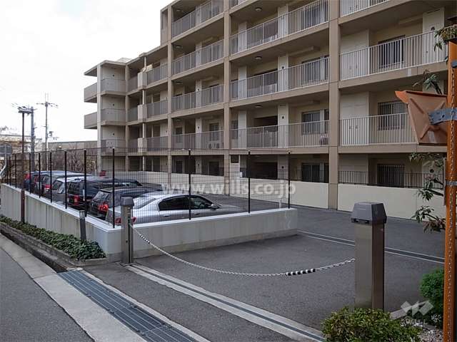 屋外の敷地内駐車場（ロボットゲート付き）