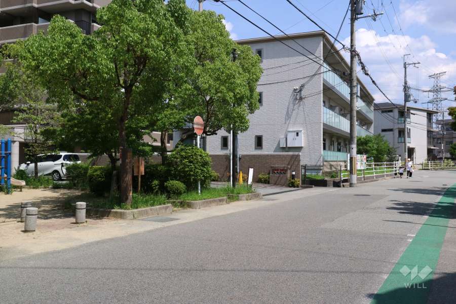 敷地西側の前面道路