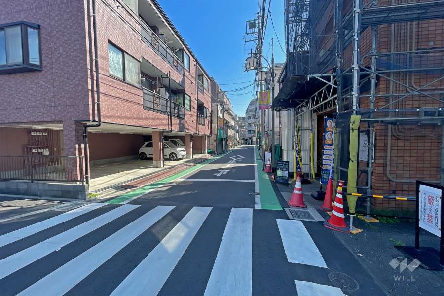 敷地北側の前面道路（西側から）