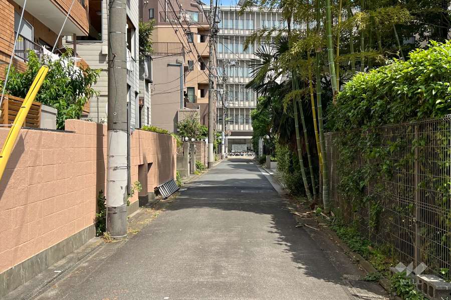 敷地南側の前面道路