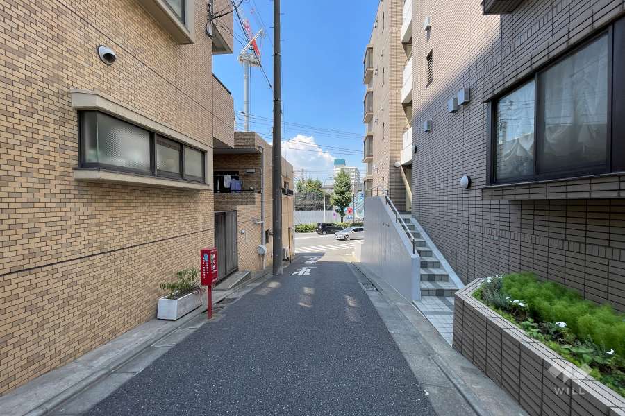 敷地東側の前面道路（南側から）