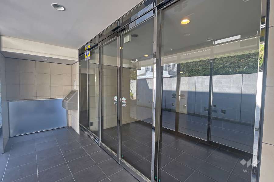 エントランスはオートロック付きです。