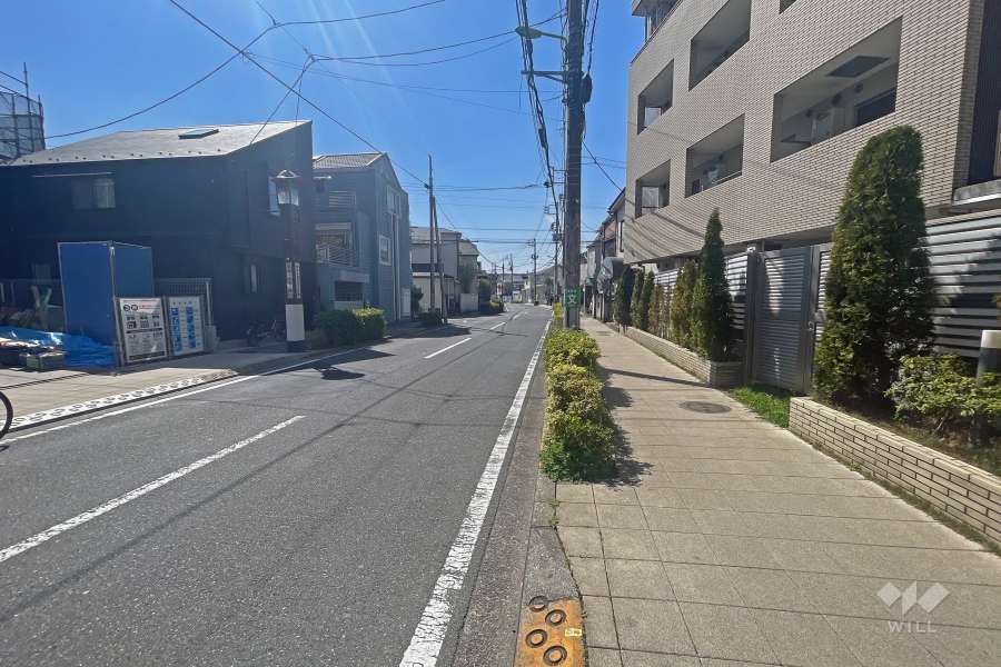 敷地東側の前面道路は駒中通りです（北側から）。