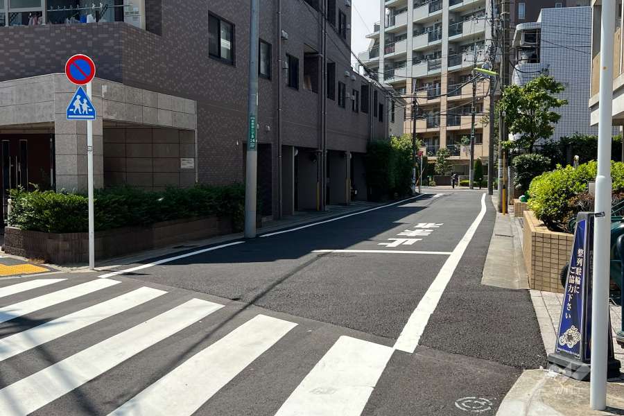 敷地の北東側前面道路(東側から)