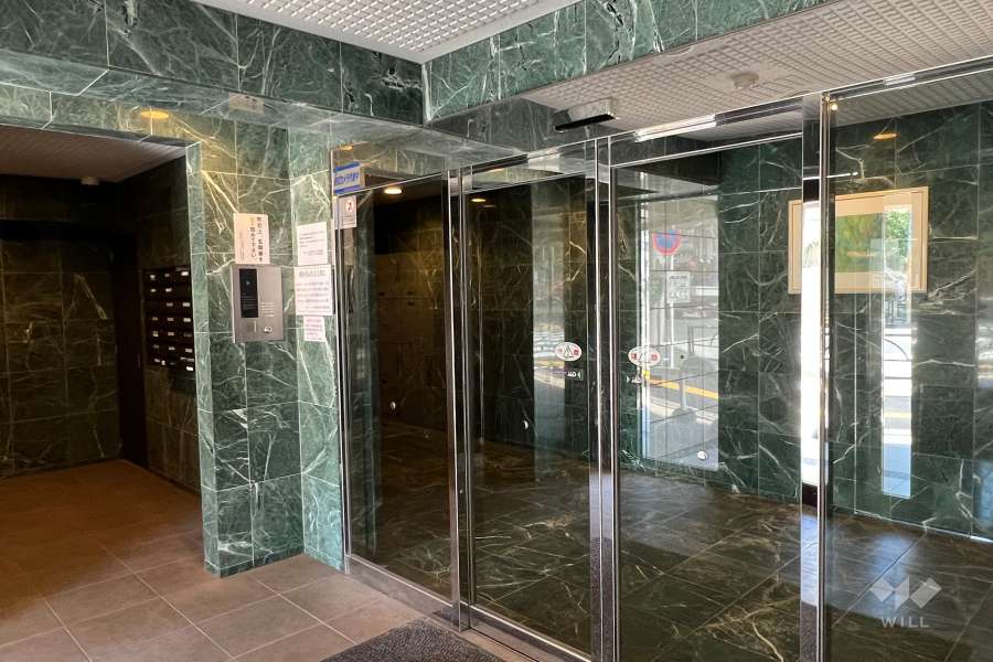 エントランスはオートロック付きです。