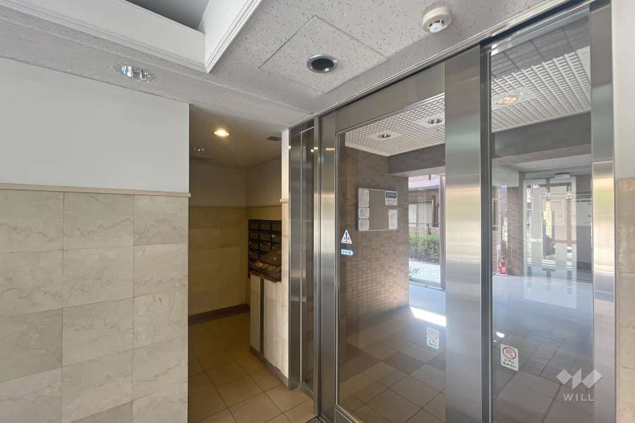 エントランスはオートロック付きです。