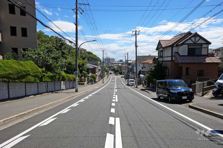 敷地南西側の前面道路（北側から）