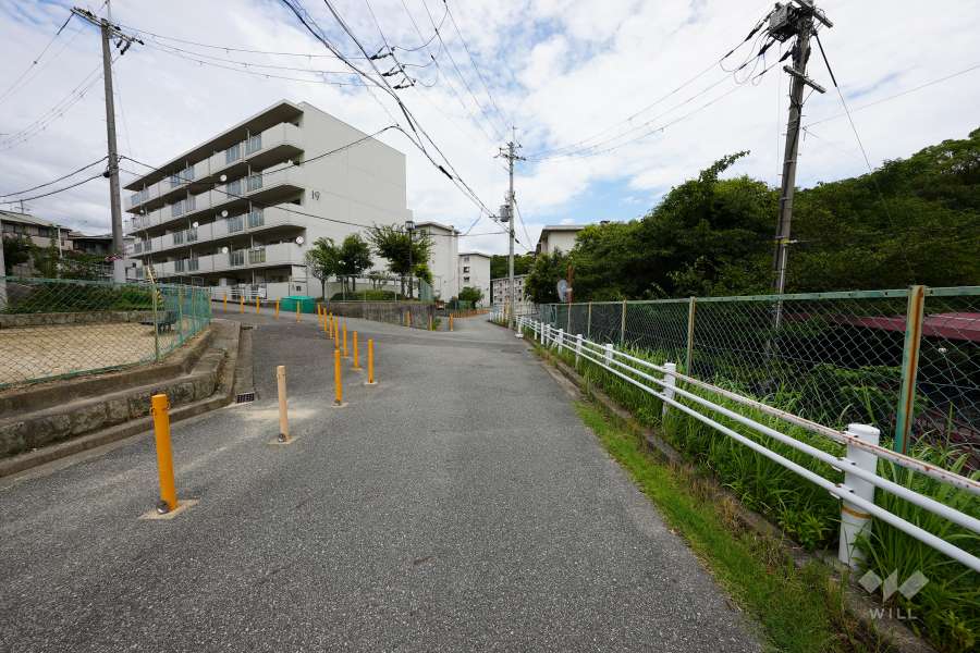 敷地北西側の前面道路（西側から）