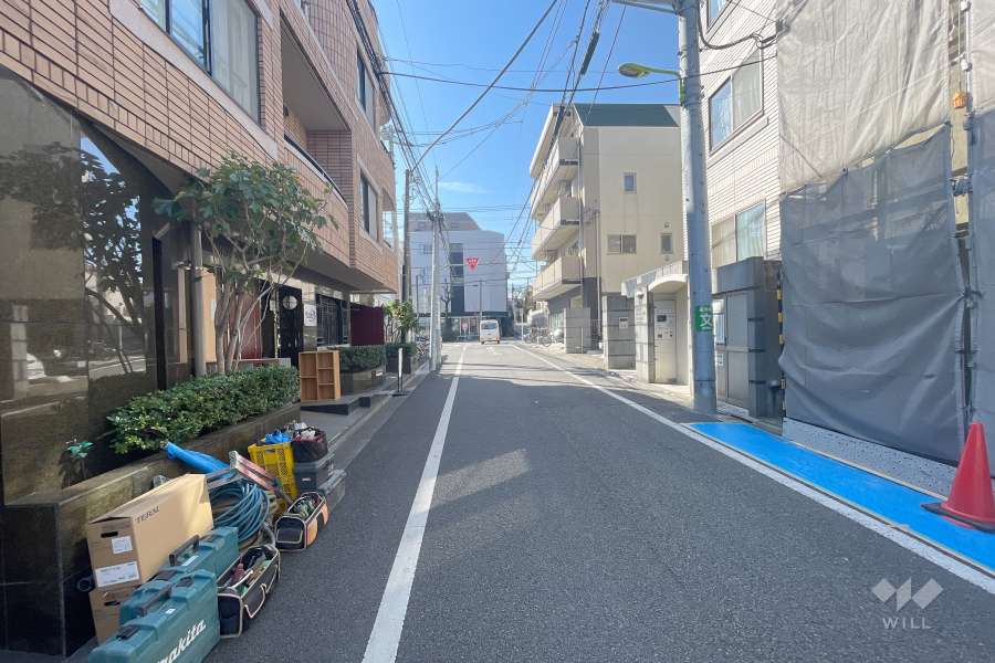 敷地西側の前面道路