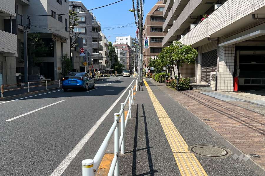 敷地西側の前面道路(南側から)