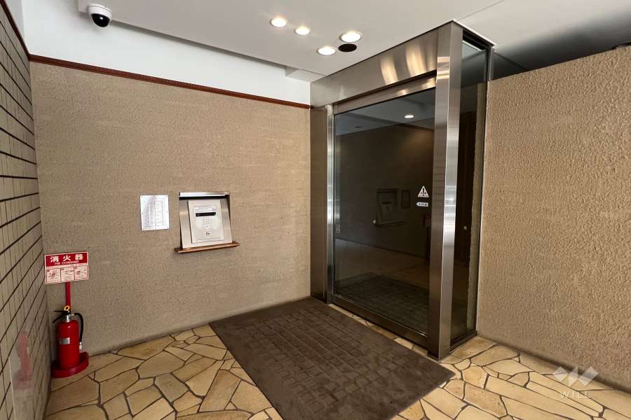 エントランスはオートロック付きです。