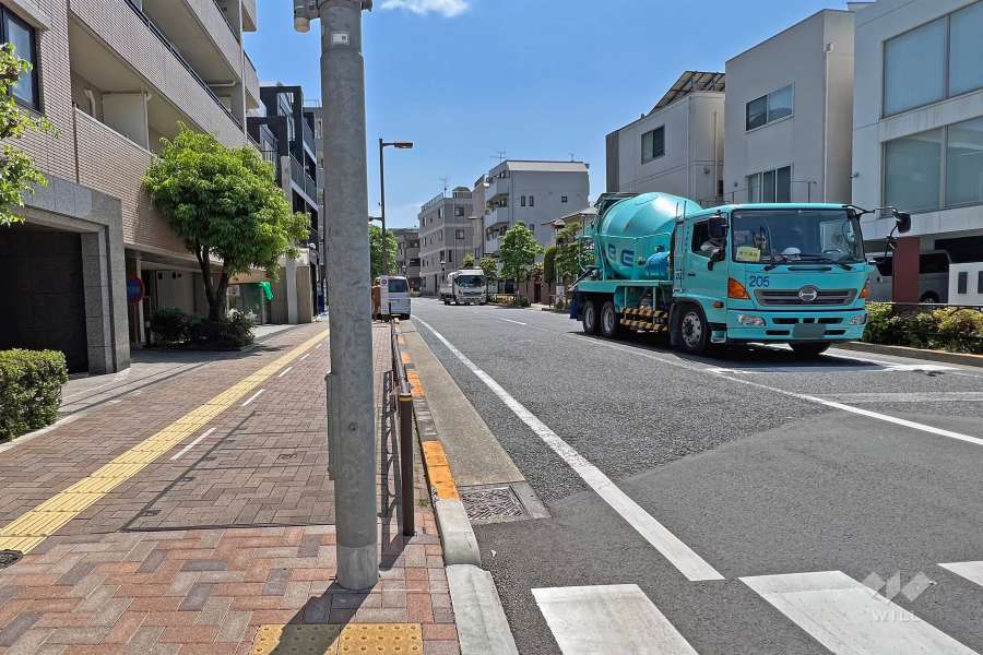 敷地西側は区役所西通りに面しています。