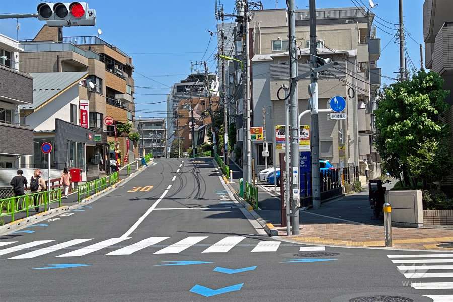 敷地北側の前面道路(西側から)