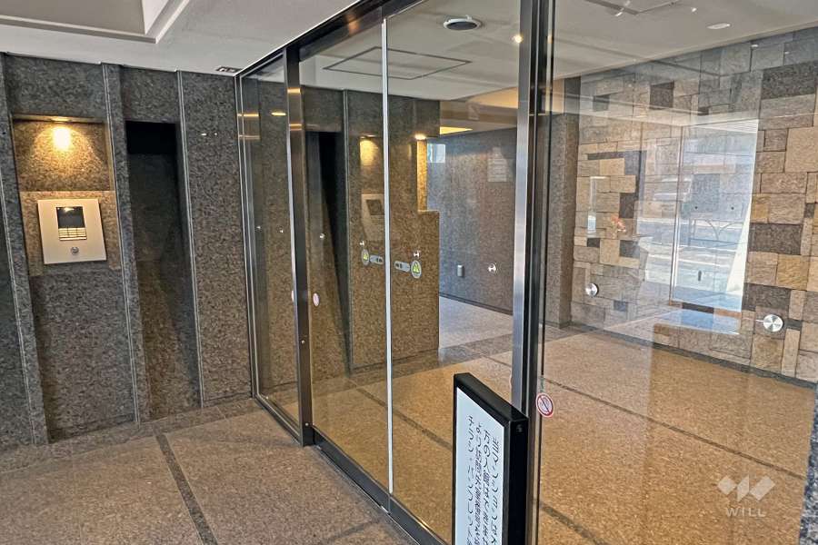 エントランスはオートロック付きです。