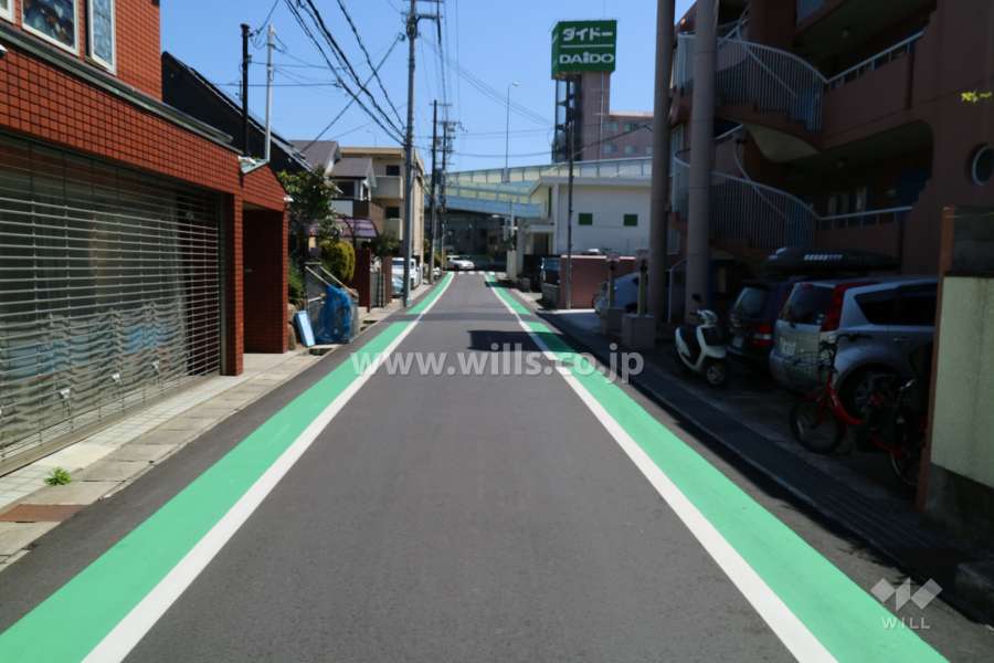 敷地北側の前面道路（西側から）