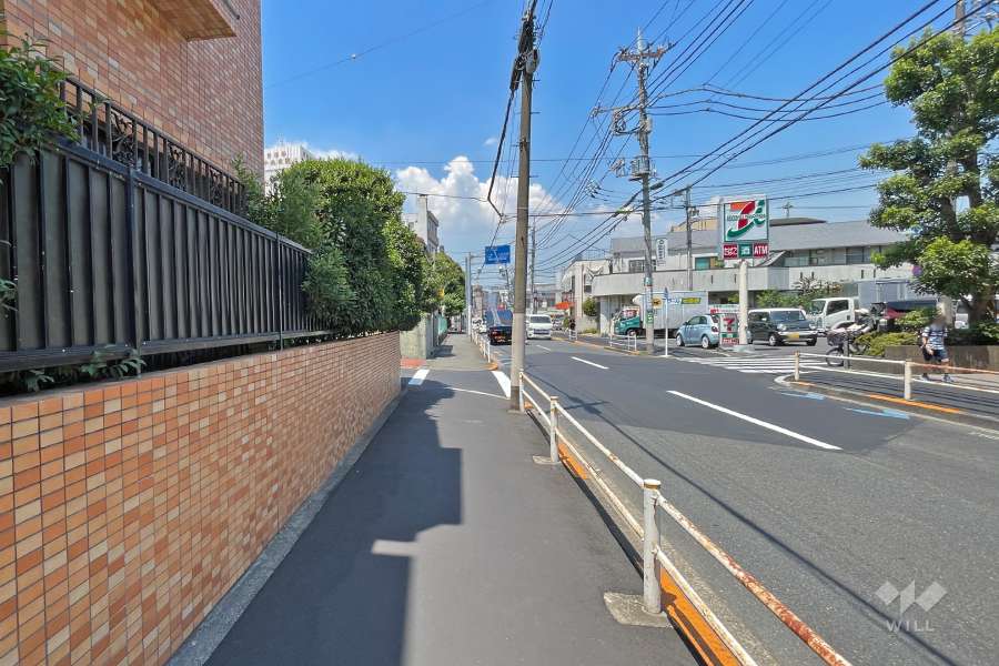 敷地東側の前面道路（駒沢公園通り）