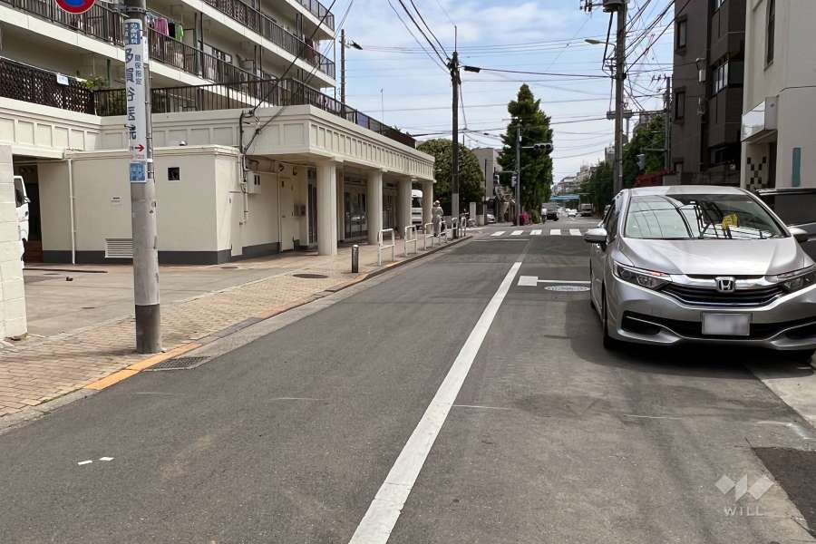 敷地南西側の前面道路(北西側から)