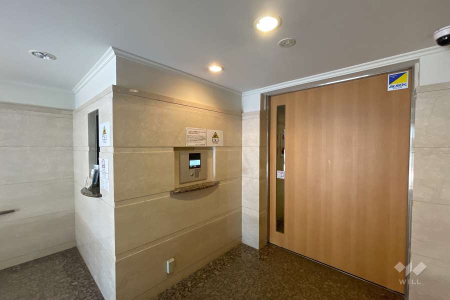 エントランスはオートロック付きです。　