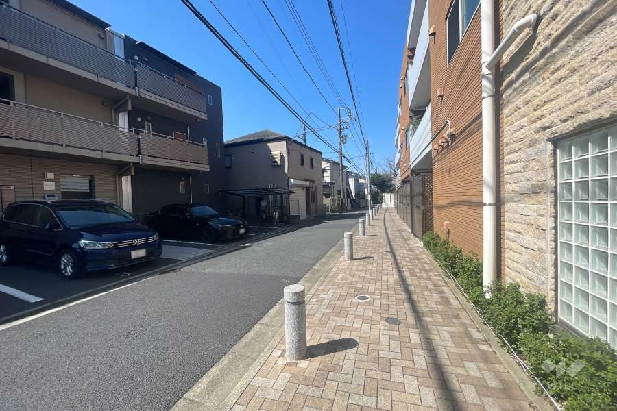 敷地の南側前面道路（東側から）