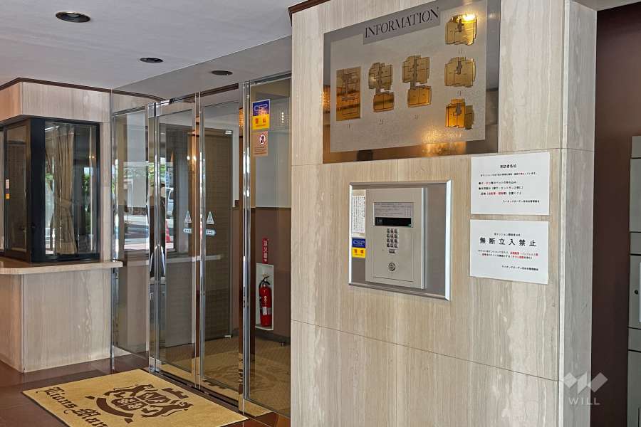 エントランスはオートロック付きです。