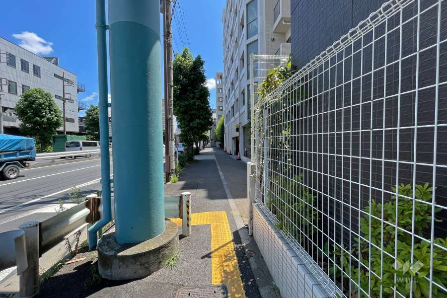 敷地東側の前面道路（北側から）