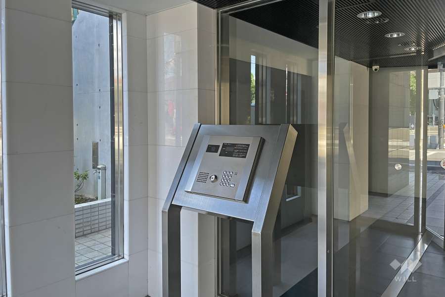 エントランスはオートロック付きです。