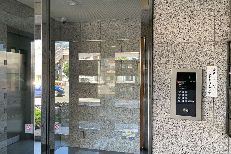 エントランスはオートロック付きです。